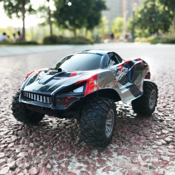 Véhicule RC 4x4 avec transmission intégrale pour tous les terrains