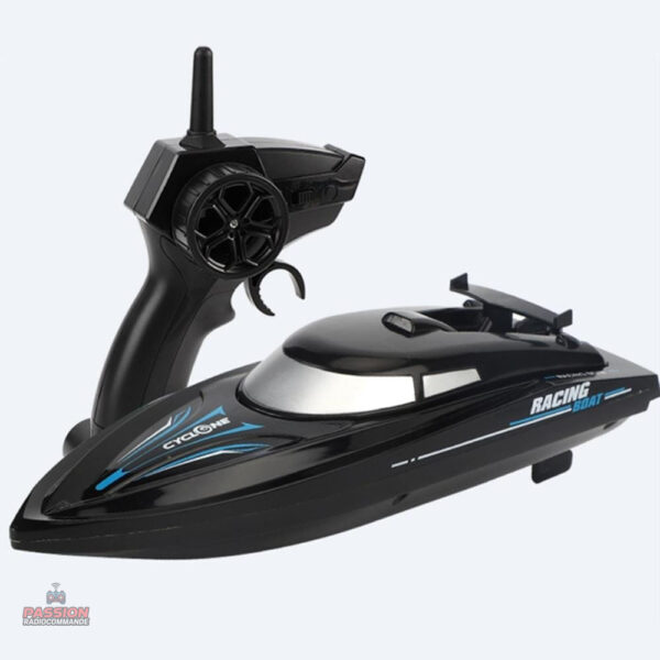 Bateau télécommandé pour naviguer sur l'eau avec précision