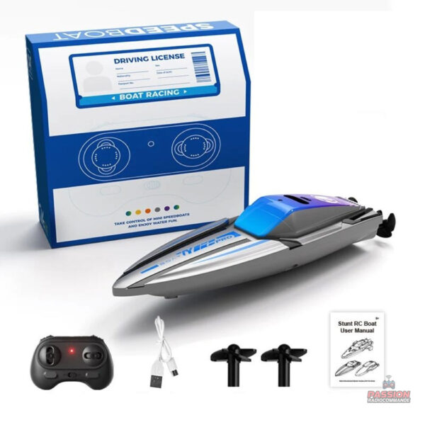 Bateau radiocommandé pour naviguer en mer