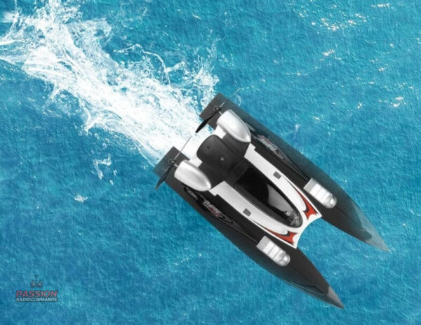 Bateau RC catamaran naviguant sur les vagues
