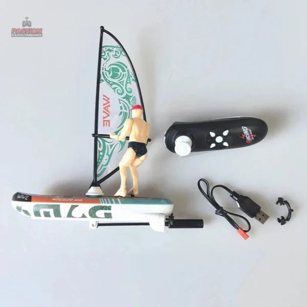 Bateau télécommandé coloré pour jeux d'eau