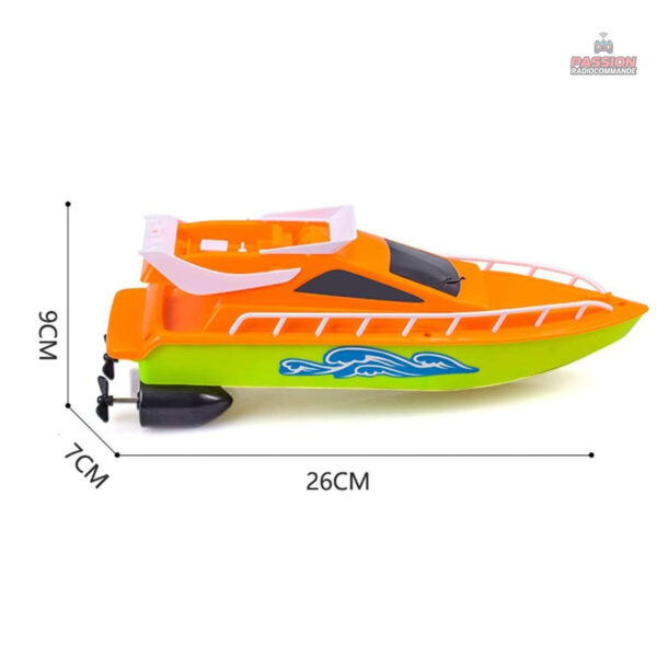 Bateau télécommande pour naviguer sur les plans d'eau