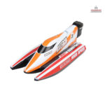 Vitesse et maniabilité du catamaran RC en pleine action