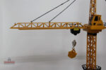 Camion avec grue, parfait pour des aventures de transport
