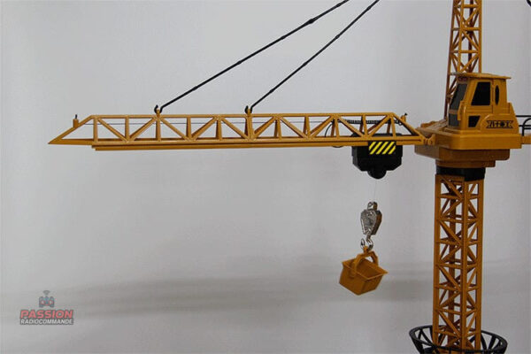 Camion avec grue, parfait pour des aventures de transport
