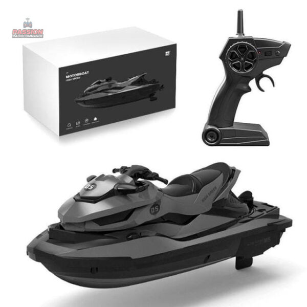 Bateau télécommandé design moderne pour les jeux aquatiques