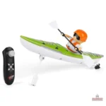Bateau télécommandé kayak en action sur un plan d'eau
