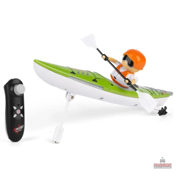 Bateau télécommandé kayak en action sur un plan d'eau