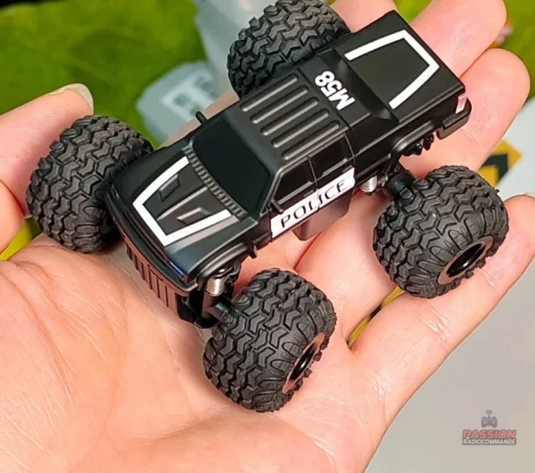 Voiture télécommandée compacte, idéale pour les petits espaces