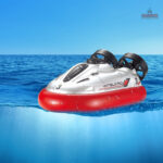Expérience de navigation avec un bateau télécommandé amusant