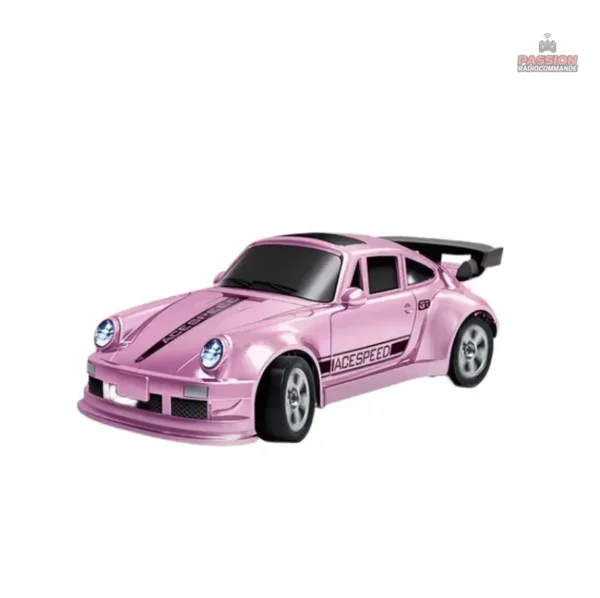 Petite voiture télécommandée pour des performances de glisse