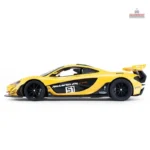 Bébé pilote avec la voiture télécommandée McLaren