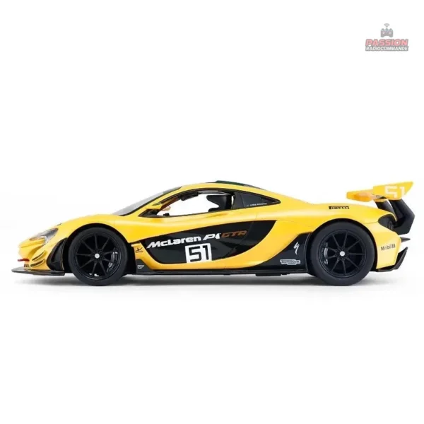 Bébé pilote avec la voiture télécommandée McLaren