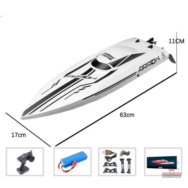 Bateau télécommandé rapide pour des courses sur l'eau