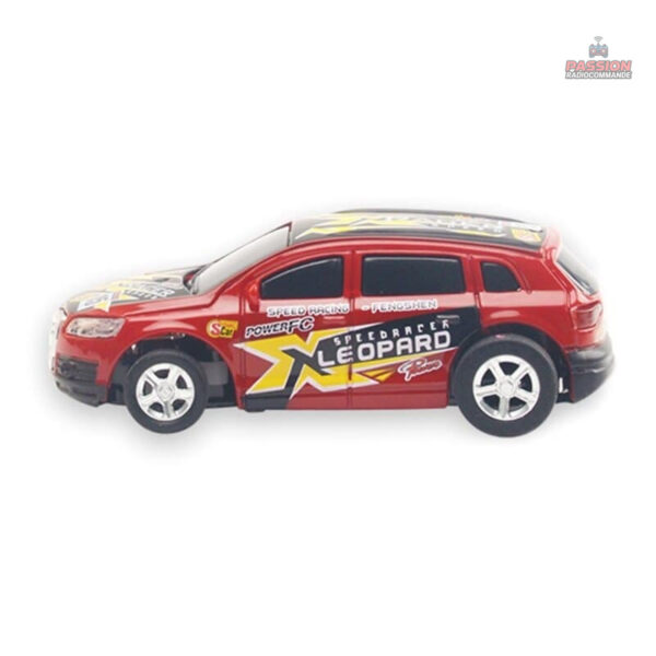 Modèle de voiture radiocommandée colorée