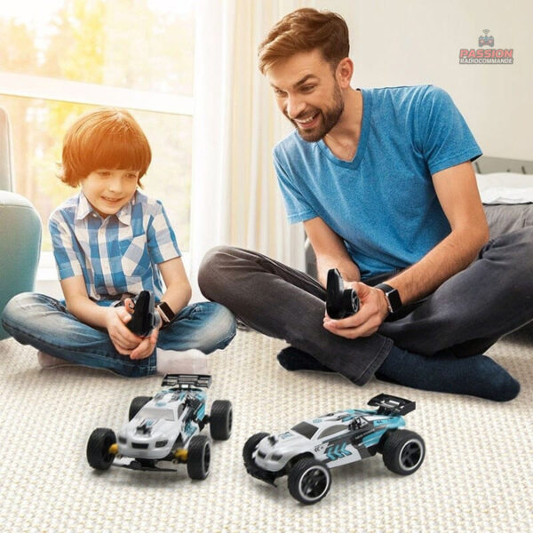 Voiture RC tout terrain adaptée aux jeunes conductrices